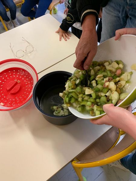 Lire pour faire de la confiture à la rhubarbe en GS/CP